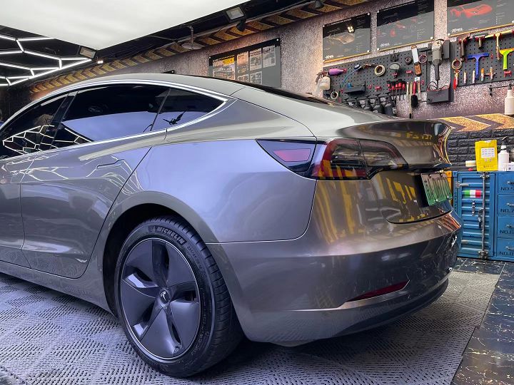 特斯拉model3银色,银色特斯拉model3 特斯拉model3改色液态金属银